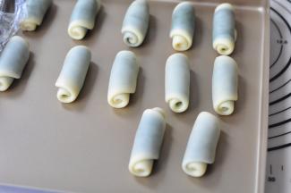 全部卷好，这个过程中也盖上保鲜膜。