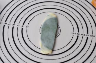 再取卷好的一份，依次再擀开成长条。