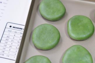 用手掌按压扁，放入预热好的烤箱，上下管170度，烤25分钟左右。