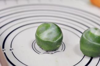 也可以将卷立起来压扁擀开，包成蛋黄酥的样子，随自己喜欢就好。