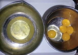 蛋黄蛋清分离，其中四个蛋黄与一个全蛋放在一起，另外四个蛋清放在无水无油的盆中待用。