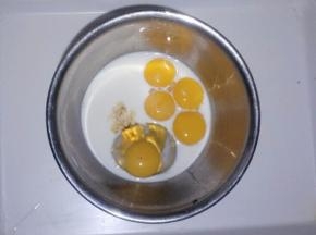 蛋黄中加入牛奶和香草精