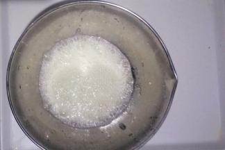 蛋清中加入柠檬汁，加入三分之一的糖用手持电动打蛋器低速打发至蛋清呈鱼眼泡状态