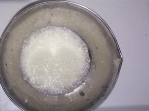 蛋清中加入柠檬汁，加入三分之一的糖用手持电动打蛋器低速打发至蛋清呈鱼眼泡状态