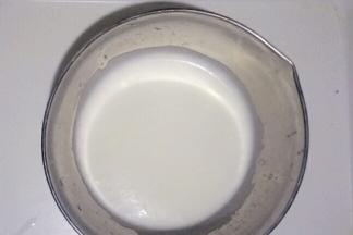 再加入三分之一的糖，同样低速打发至蛋白呈细腻小微泡状态。(友情提示，预热烤箱上下火150度)