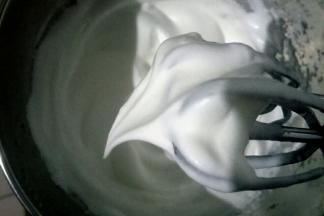 加入最后三分之一的糖，同样低速打发至打蛋器提起，蛋白呈大弯尖状态