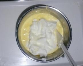 把剩余蛋白加入，翻拌切拌均匀，不可画圈搅拌