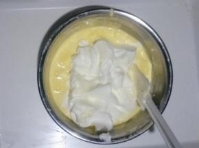 把剩余蛋白加入，翻拌切拌均匀，不可画圈搅拌