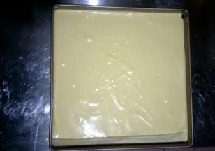 烤盘提前铺一层油纸，把蛋糕糊倒入刮平(烤盘尺寸28*28cm)