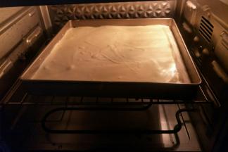 放入烤箱中层，上下火150度烤15分钟后换上下火130度烤15分钟。