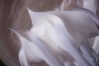 淡奶油加糖，用手持电动打蛋器低速打发至奶油出现明显纹路，打蛋器提起奶油呈小弯尖状态