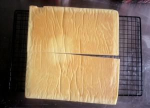 把蛋糕油纸取下后从中间一分为二