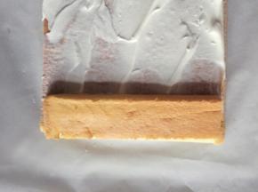 把切下的一块放入另一头，就从这头卷起