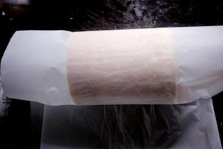 借助油纸卷起，可放入冰箱冷藏定型30分钟