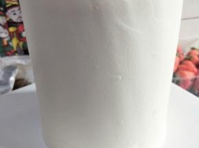 涂上一层淡奶油，刮平