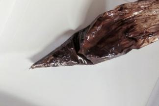 淡奶油加巧克力隔热水融化成液体，装入裱花袋，在尖端剪一个小口子。