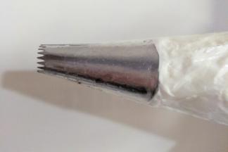 剩余淡奶油装入带有裱花嘴的裱花袋，花嘴为多齿星形花嘴，也可以选择自己喜欢的花嘴