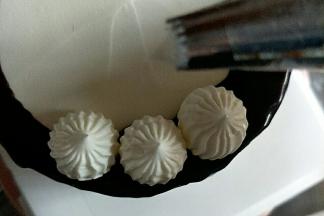 把奶油挤在蛋糕面上，挤出自己喜欢的图形