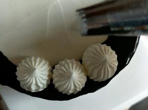 把奶油挤在蛋糕面上，挤出自己喜欢的图形