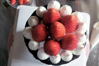 挤一圈后，中间放入草莓即可