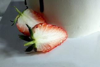 蛋糕底部yon草莓做装饰