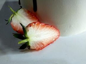 蛋糕底部yon草莓做装饰