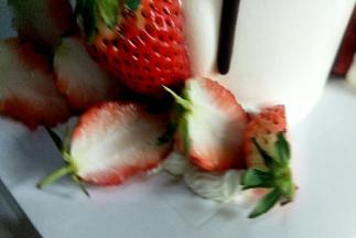 根据自己喜欢摆上草莓即可