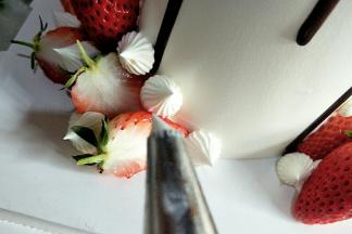 把剩余淡奶油挤的草莓缝隙中做装饰