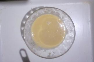 首先把玉米油放入锅中开小火加热至开始冒小泡泡倒入面粉中，快速搅拌均匀。室温放凉待用。
