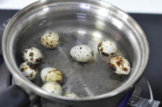 鹌鹑蛋冷水下锅煮熟后放凉水里冰凉后剥去皮。