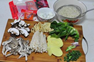 干米粉放开水锅里煮十分钟至软，无硬芯，捞出冲凉后沥水。其他食材清洗干净，都切好备用。