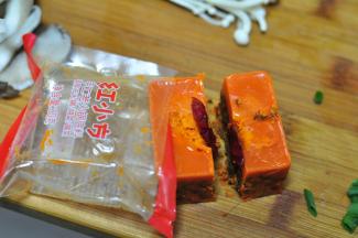 从中间切开，一半煮一锅。