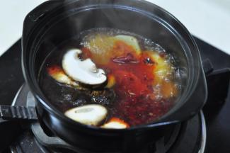 砂锅烧水，水开后放入香葱根和半块红小方火锅底料煮开，调适量盐，然后依据食材的成熟时间下食材煮，香菇—土豆片—蘑菇—鹌鹑蛋。