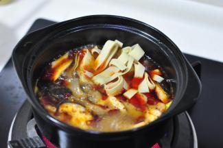 下豆腐皮继续煮。