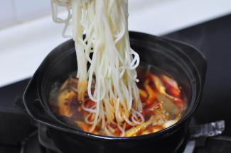 下适量米粉继续煮。