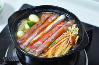 最后放入好熟的食材：青菜—金针菇—肥牛卷，烫熟后撒香葱叶出锅。