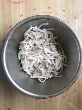 将猪肉清洗干净切成丝。