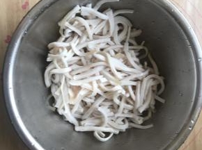 将猪肉清洗干净切成丝。