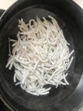 锅里放入1500毫升水，加入料酒大火烧开去浮末，转小火熬制50分钟左右。