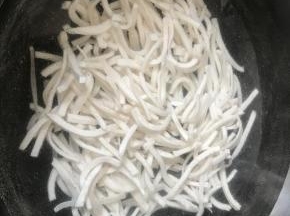 锅里放入1500毫升水，加入料酒大火烧开去浮末，转小火熬制50分钟左右。