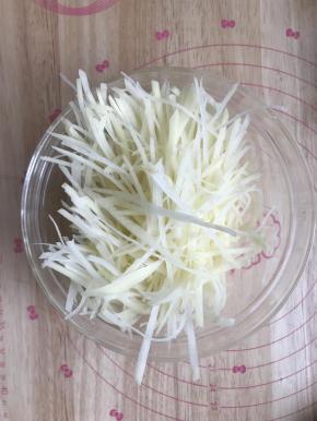 2.土豆去皮切成丝，再清洗2遍去掉掉淀粉。