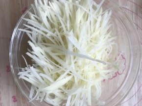 2.土豆去皮切成丝，再清洗2遍去掉掉淀粉。
