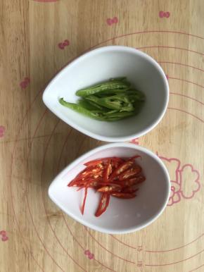 4.根据菜谱提示时间，再加入青辣椒和红辣椒和土豆丝。