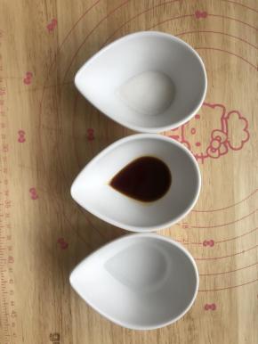 5.再加入盐、酱油、白醋。