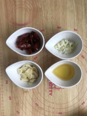 3.烹饪机连接手机，选择菜谱预热后加入花生油、葱末、蒜片、干辣椒。