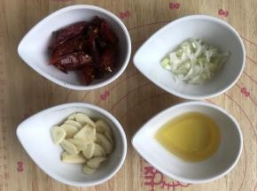 3.烹饪机连接手机，选择菜谱预热后加入花生油、葱末、蒜片、干辣椒。