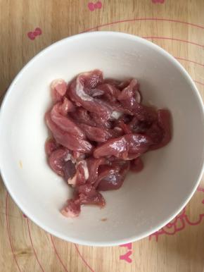 2.把猪肉切成条，放入10克花生油、0.5克鸡粉、0.5克盐、5克料酒搅拌均匀，腌制5分钟。