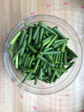 3.蒜苔清洗干净切成段备用。