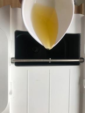 4.烹饪机连接手机，选择菜谱，加入花生油。