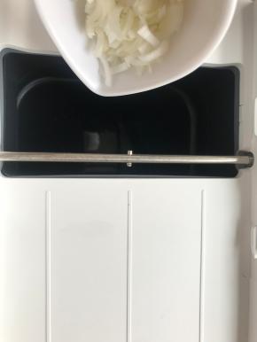 5.在加入葱末、蒜片、姜片。